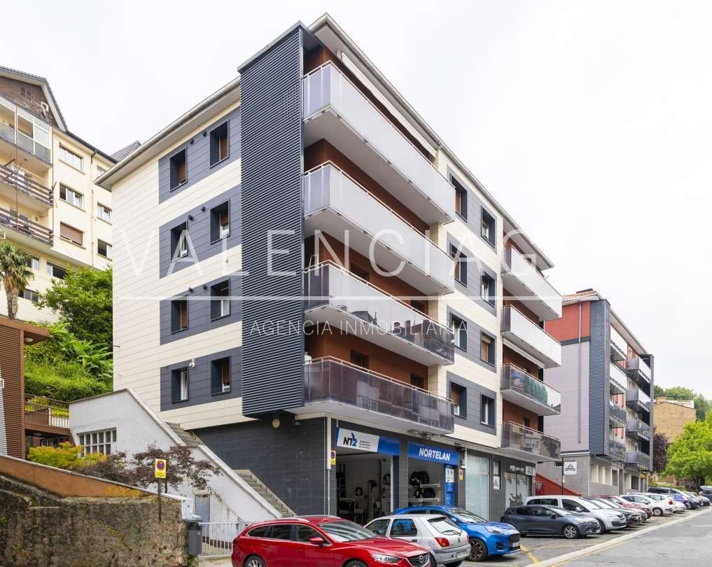 Vista exterior de Pis en venda en Donostia - San Sebastián  amb Calefacció i Balcó