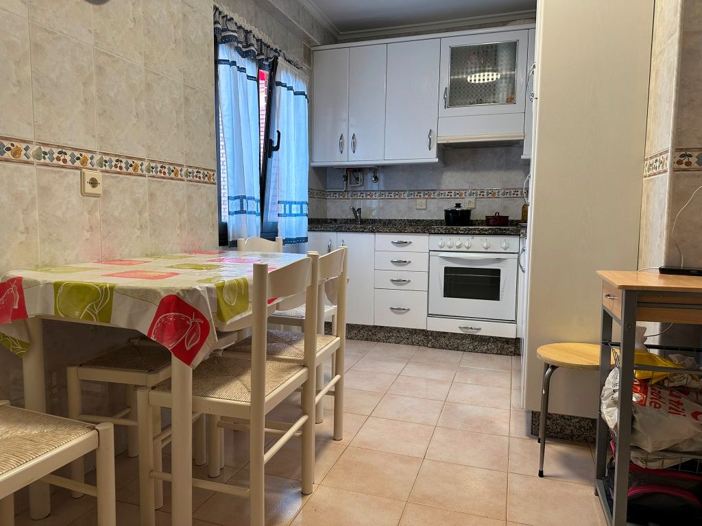Cocina de Piso en venta en Gijón  con Calefacción, Trastero y Amueblado
