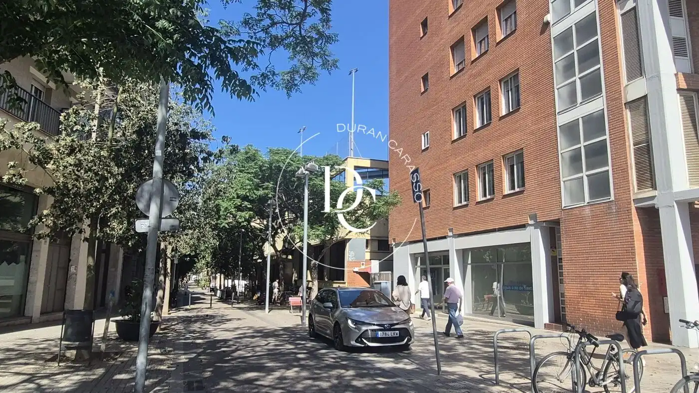 Vista exterior de Local en venda en Les Corts