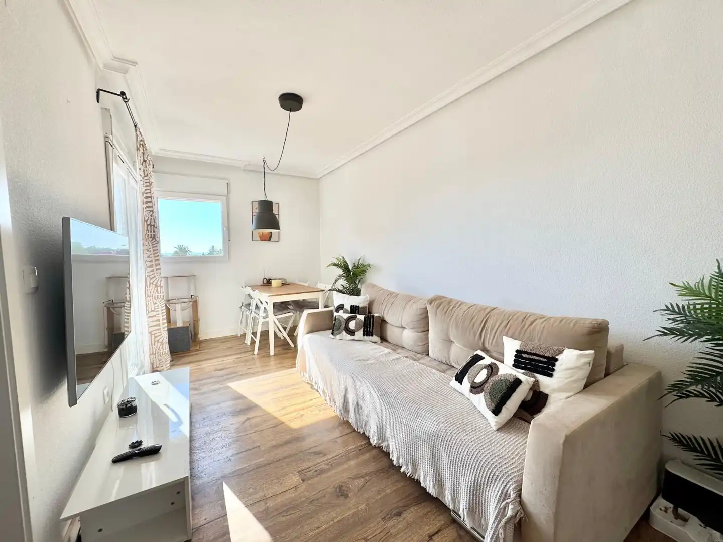 Sala d'estar de Apartament de lloguer en Torrevieja amb Aire condicionat, Piscina i Moblat