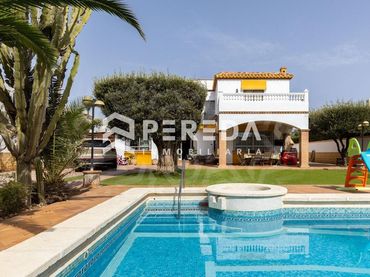 Detached house with pool for sale in Calle ALONDRA (U)