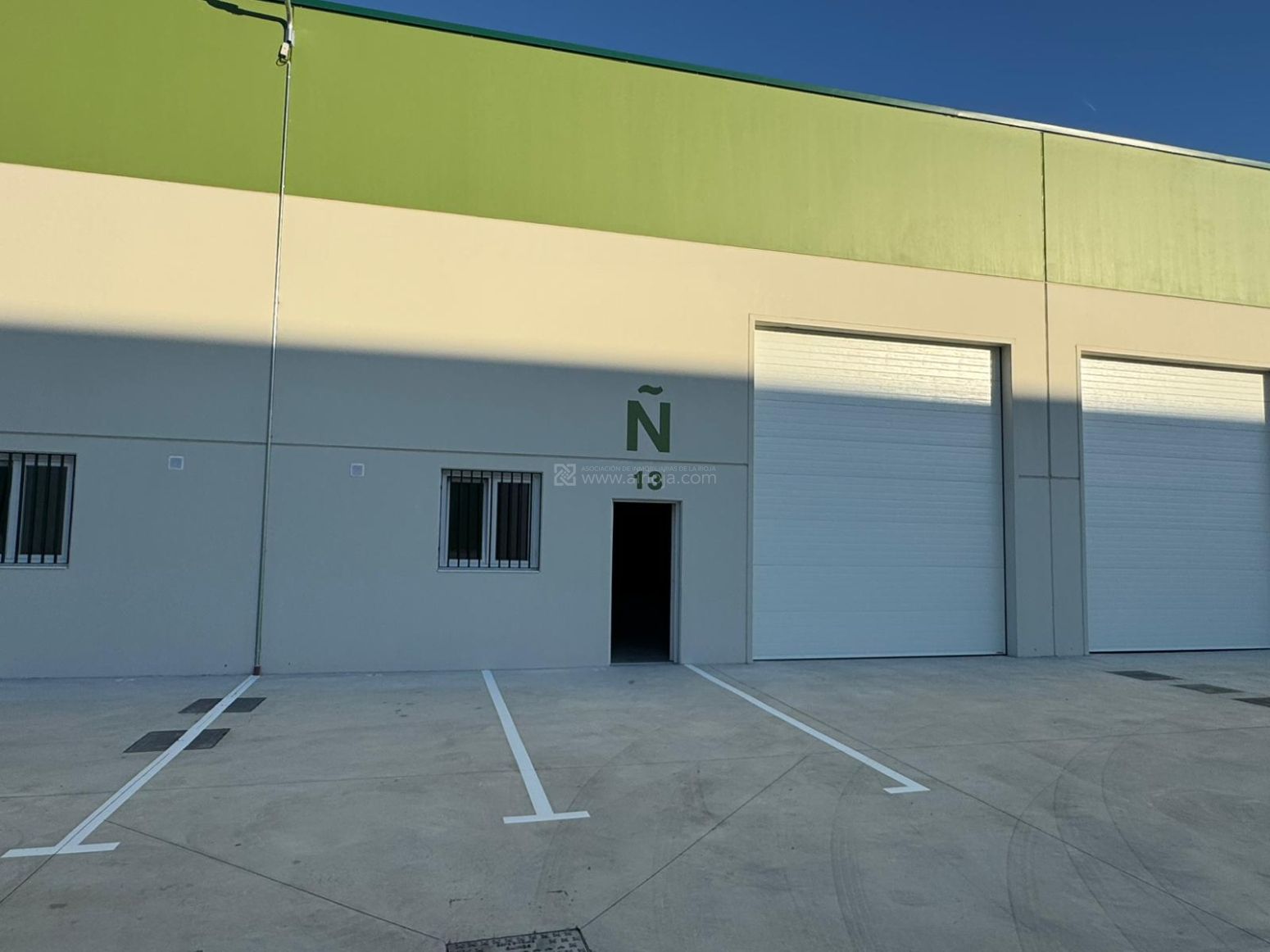 Vista exterior de Nave industrial de alquiler en  Logroño