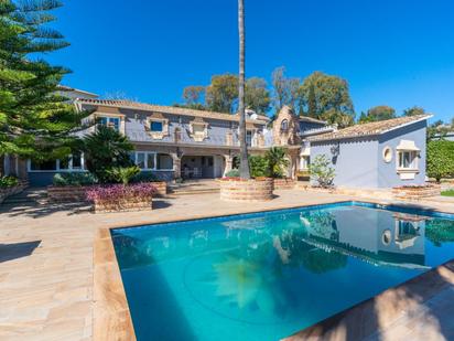 Vista exterior de Casa o xalet en venda en Marbella amb Aire condicionat, Jardí privat i Terrassa