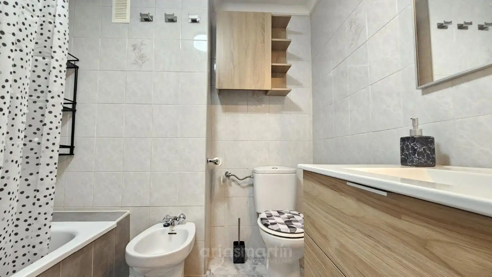 Bathroom of Flat for rent in Salamanca  with Heating, Terrace and Furnished