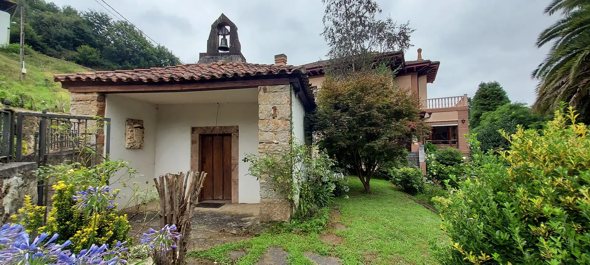 Vista exterior de Finca rústica en venda en Salas amb Calefacció, Jardí privat i Parquet