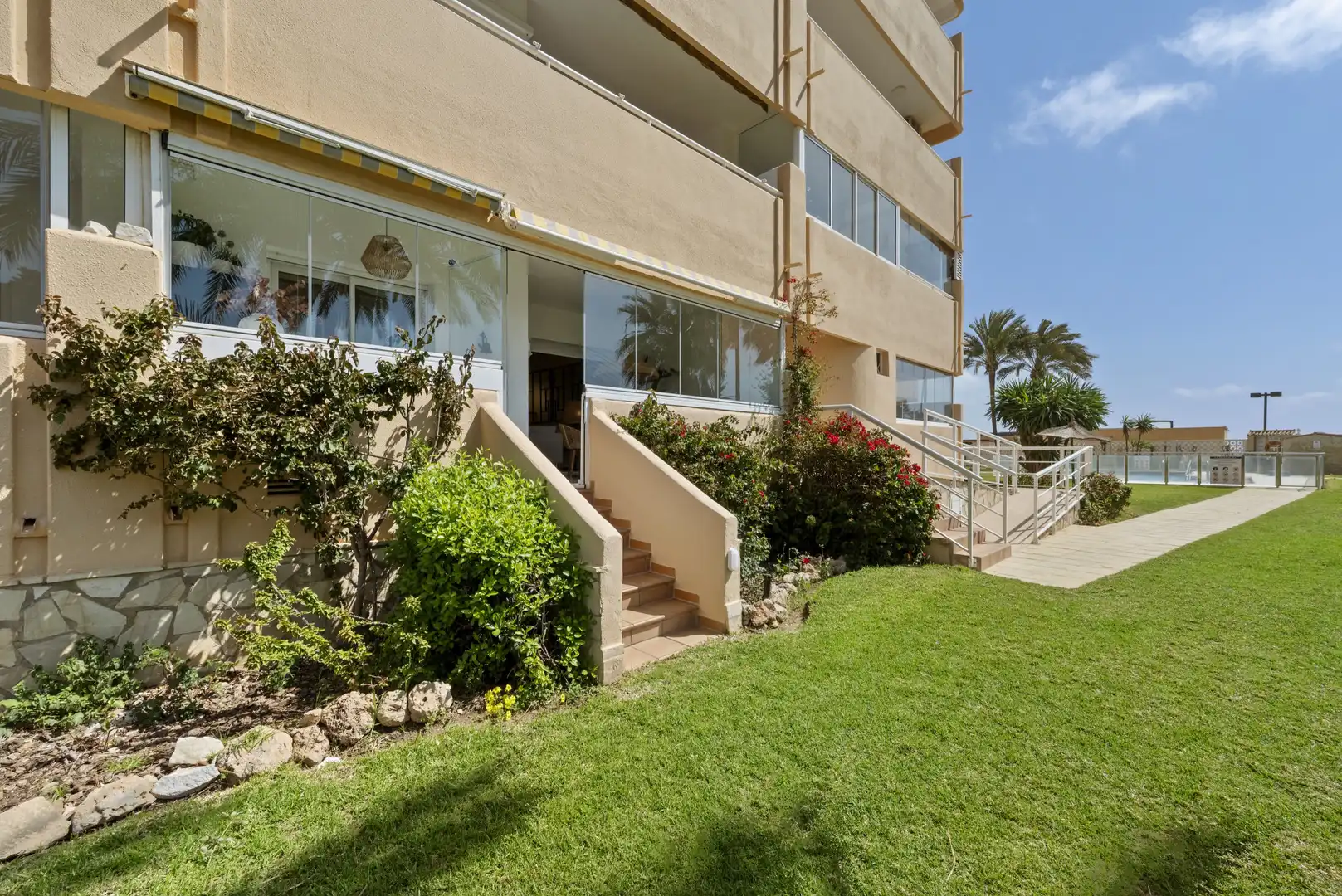 Vista exterior de Planta baixa en venda en Fuengirola amb Aire condicionat, Terrassa i Piscina