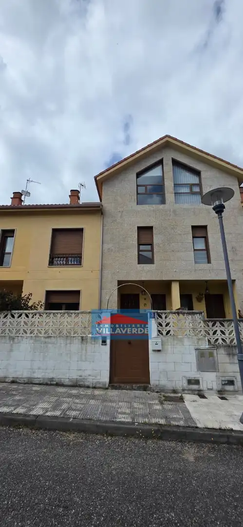 Vista exterior de Casa adosada en venta en Cangas  con Calefacción, Terraza y Trastero
