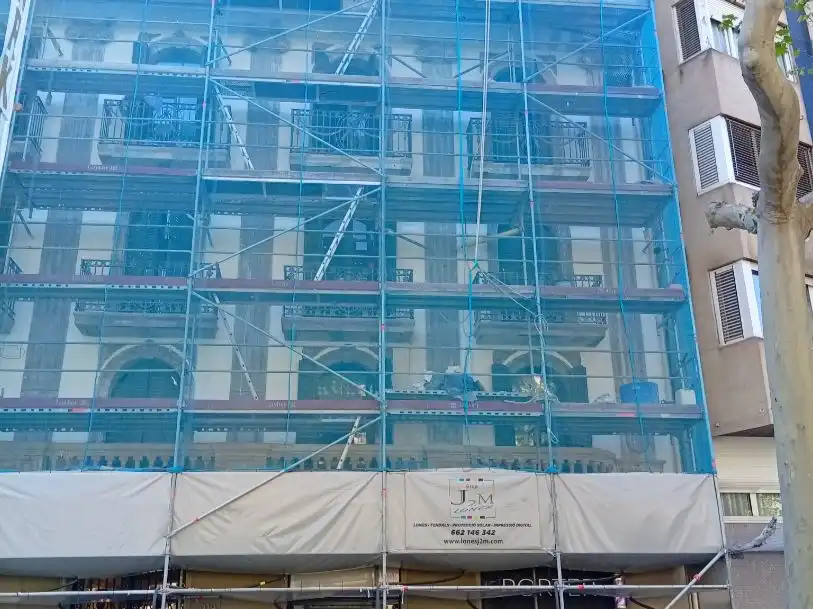 Vista exterior de Local en venda en Barcelona amb Aire condicionat, Calefacció i Parquet