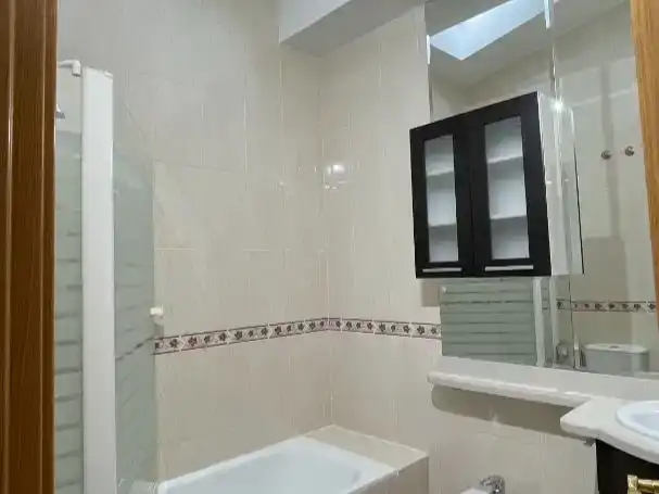 Badezimmer von Dachboden zur Miete in Zaratán mit Schwimmbad