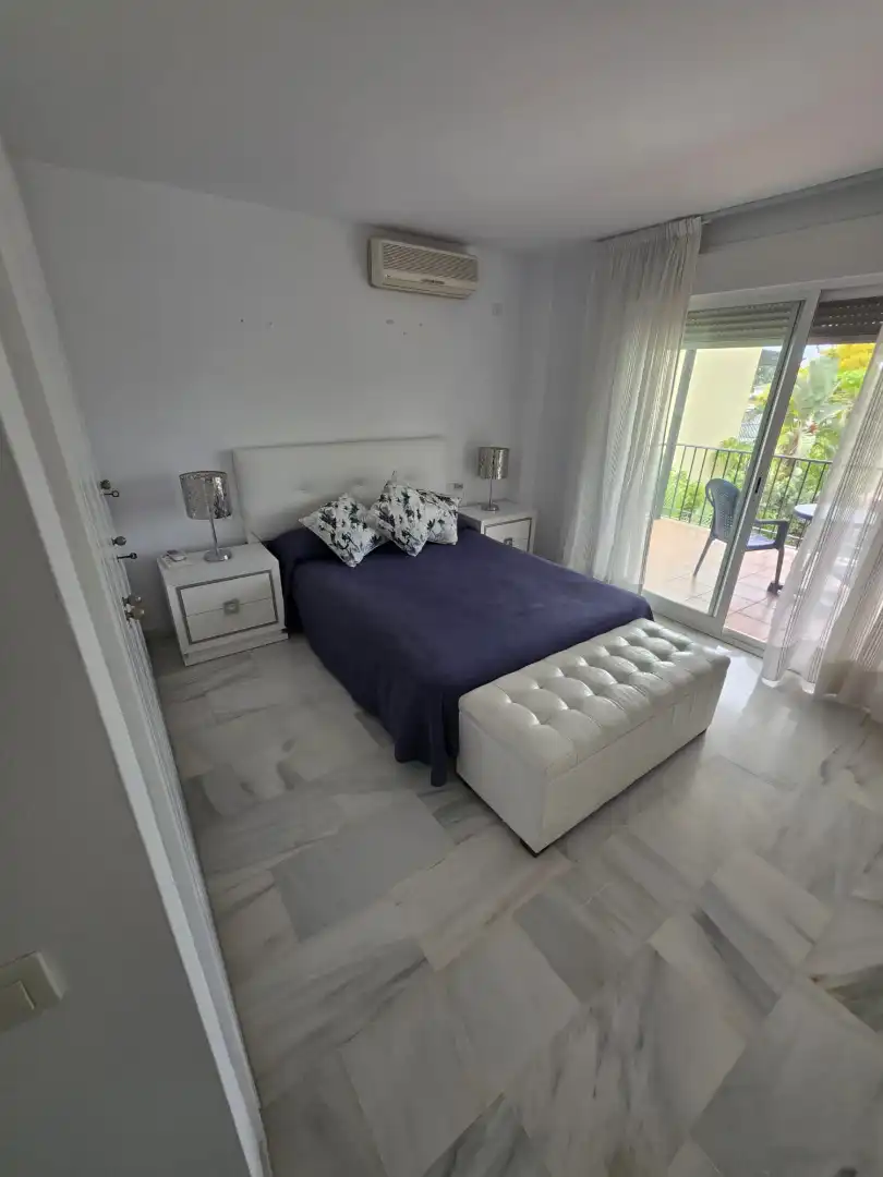 Dormitori de Casa adosada de lloguer en Marbella amb Aire condicionat, Calefacció i Jardí privat