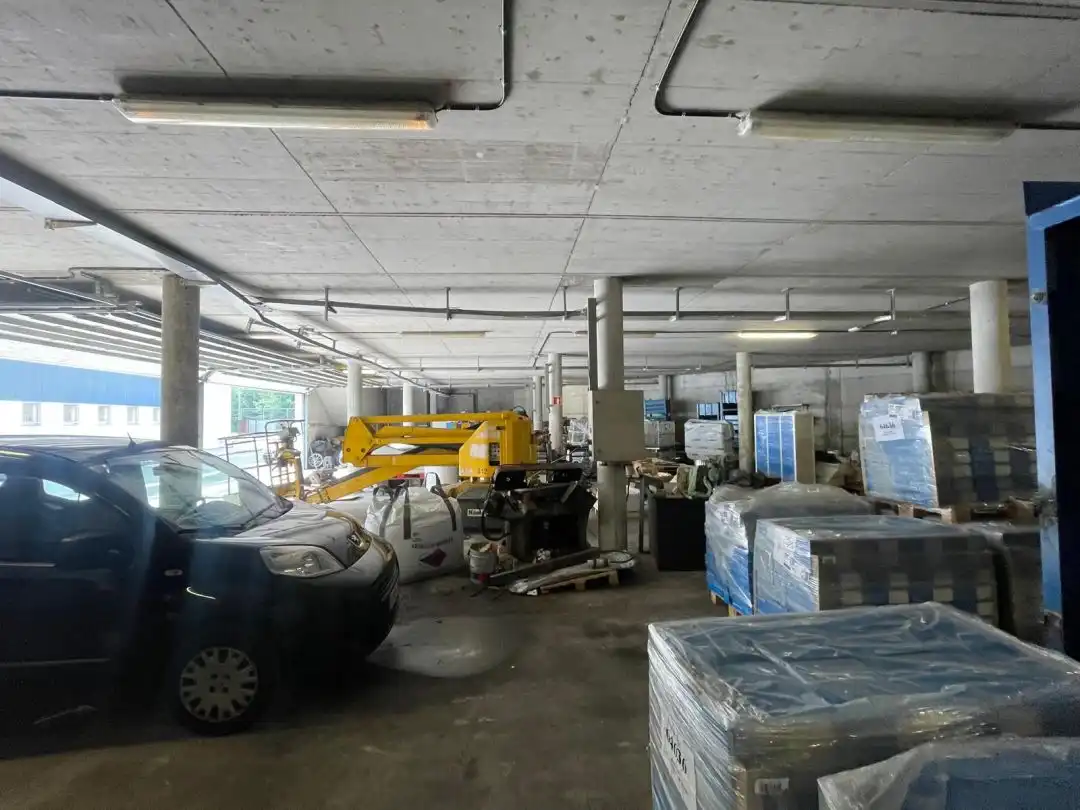 Parkplatz von Fabrikhallen zum Verkauf in Azkoitia