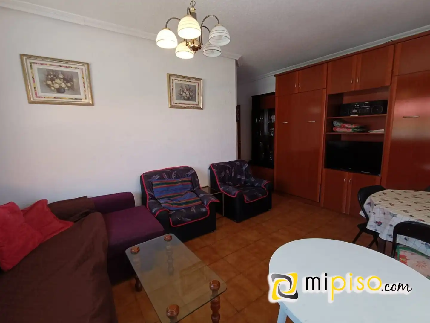 Sala d'estar de Pis de lloguer en Arnuero amb Moblat i Balcó