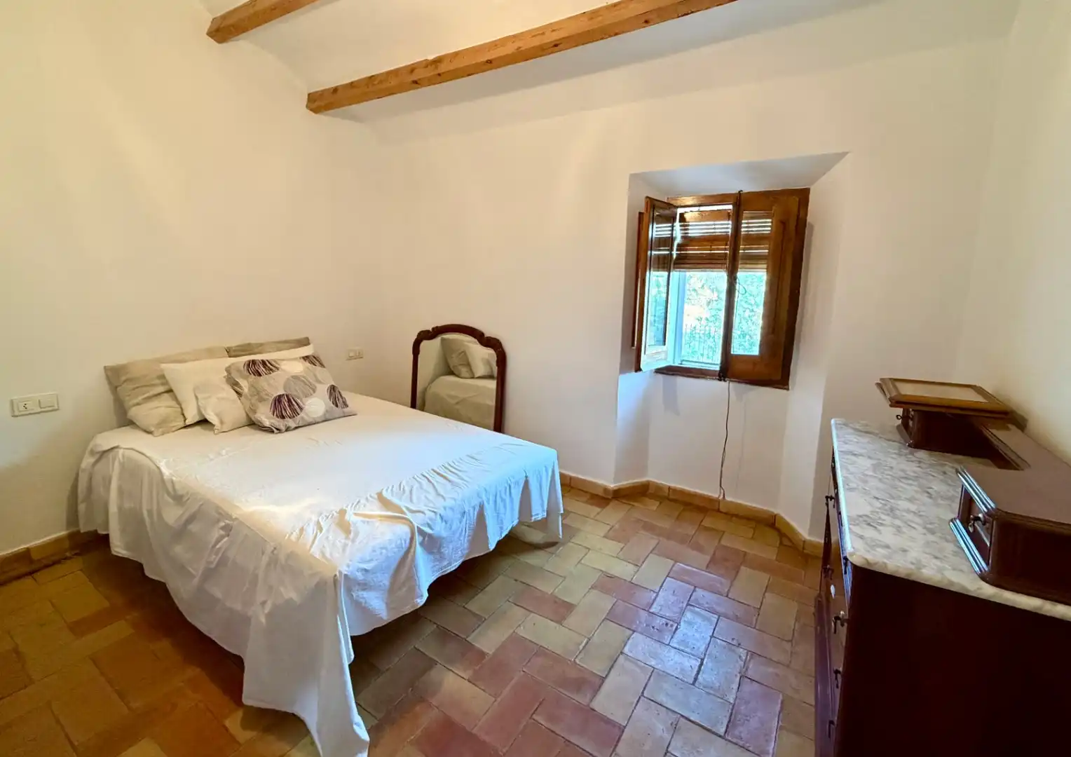 Dormitori de Finca rústica de lloguer en Canyelles amb Aire condicionat, Calefacció i Jardí privat