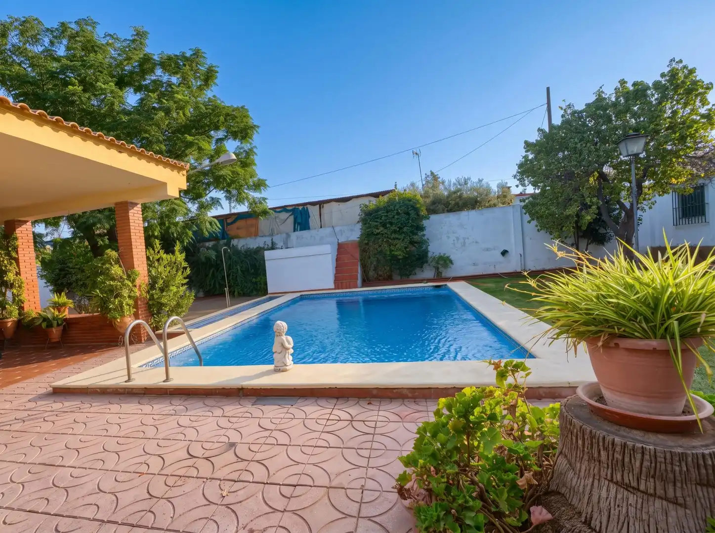 Piscina de Casa o xalet en venda en Carmona amb Jardí privat, Terrassa i Piscina
