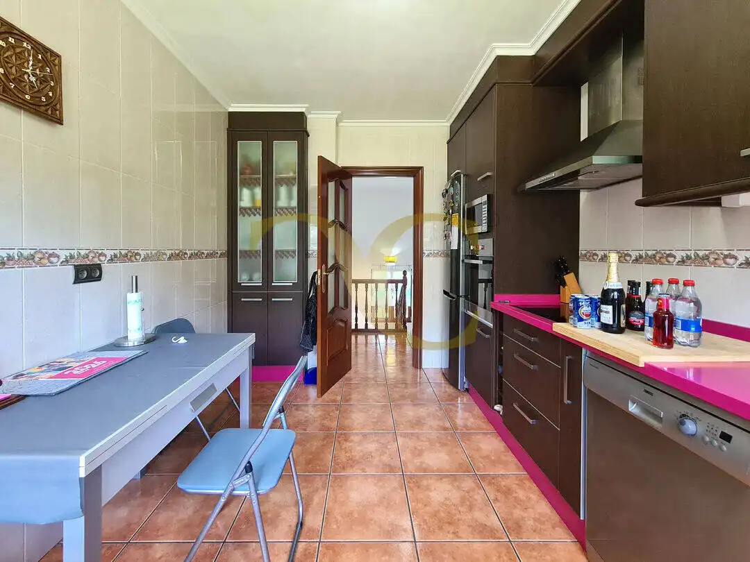 Cuina de Casa o xalet en venda en Ribadesella amb Calefacció, Jardí privat i Terrassa