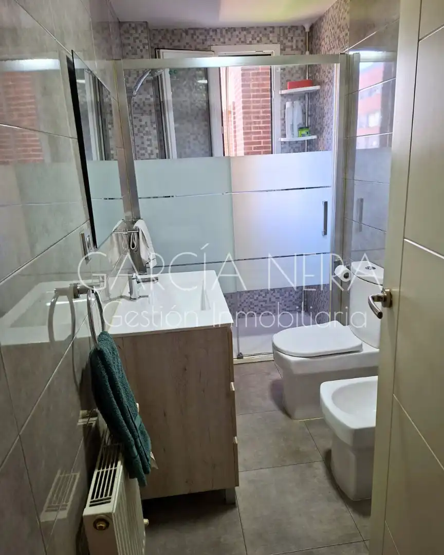 Bany de Pis en venda en Oviedo  amb Calefacció, Parquet i Moblat