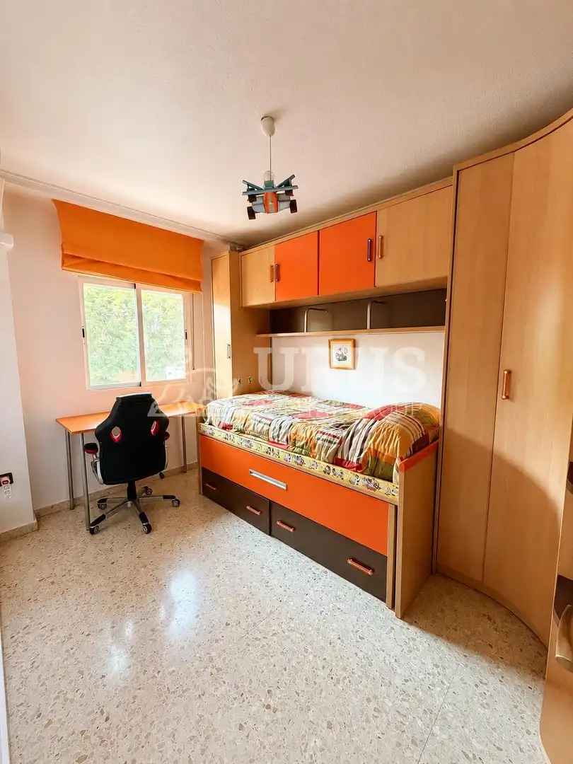 Piso en venta en CENTRO DE SALUD, Poniente-Norte - Miralbaida - Parque Azahara