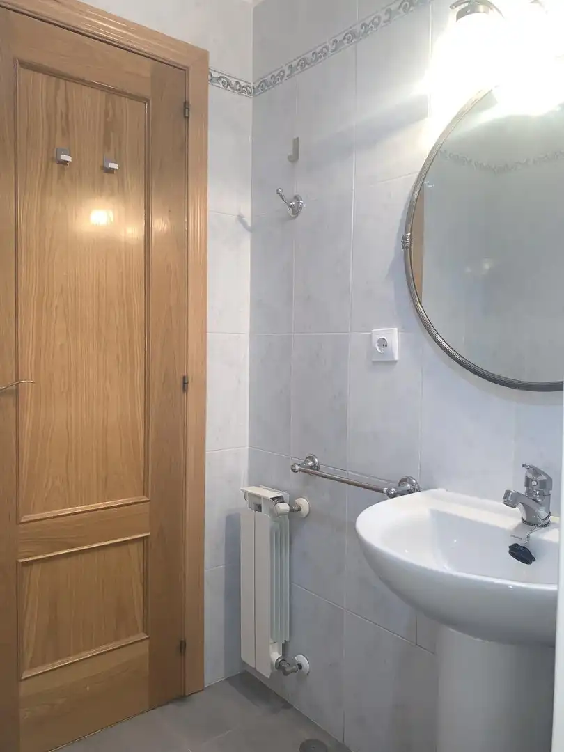 Baño de Piso de alquiler en Manzanares El Real con Parquet, Terraza y Piscina comunitaria