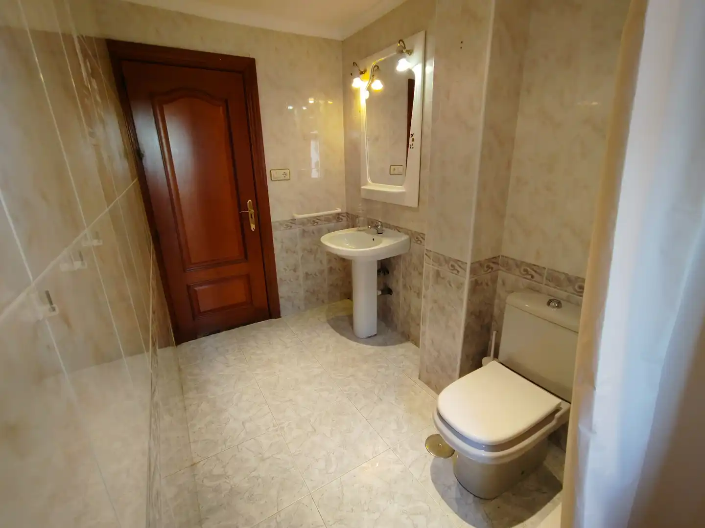 Baño de Piso de alquiler en Granada con Aire acondicionado, Amueblado y Lavadora