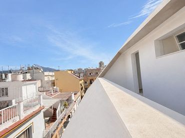 Ático con balcón en venta en Calle Gimena 9