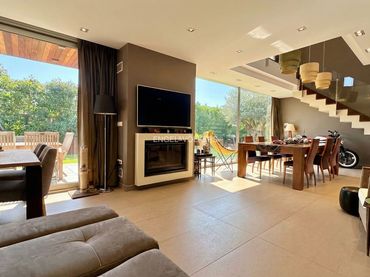 Villa con piscina in vendita a Carrer Mas del Reig 23