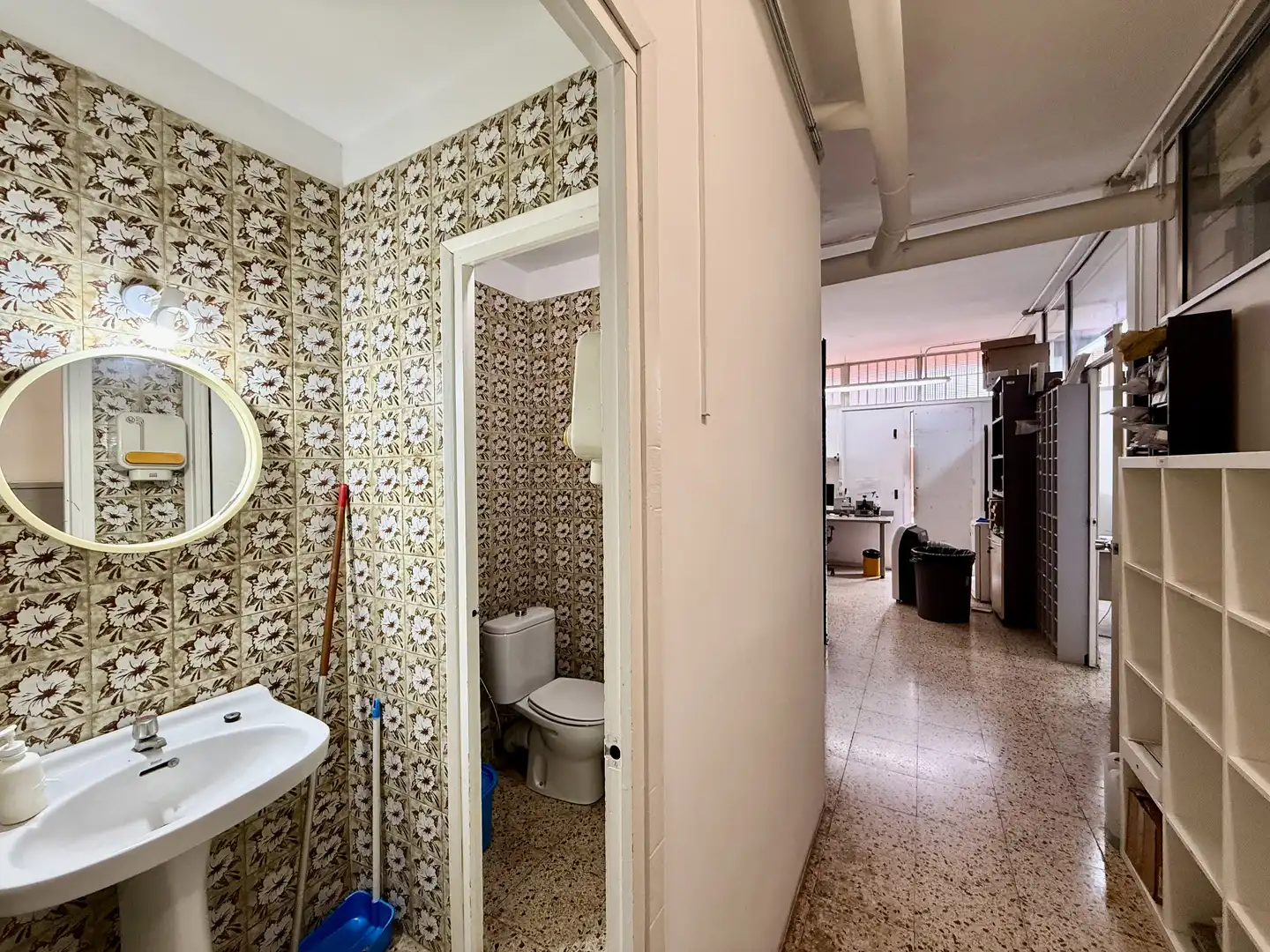 Baño de Local en venta en Cornellà de Llobregat