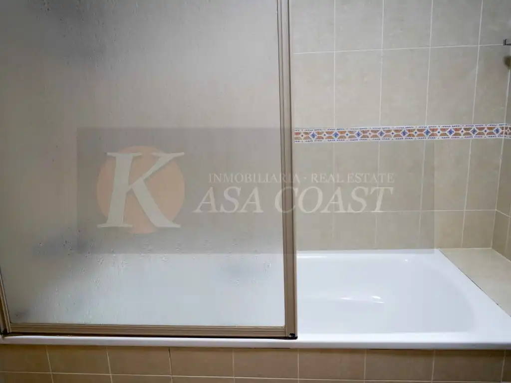 Baño de Piso en venta en Fuengirola con Aire acondicionado, Jardín privado y Terraza