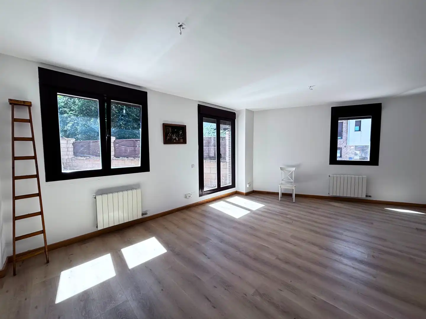 Wohnzimmer von Einfamilien-Reihenhaus zum Verkauf in Burgos mit Heizung, Terrasse und Abstellraum