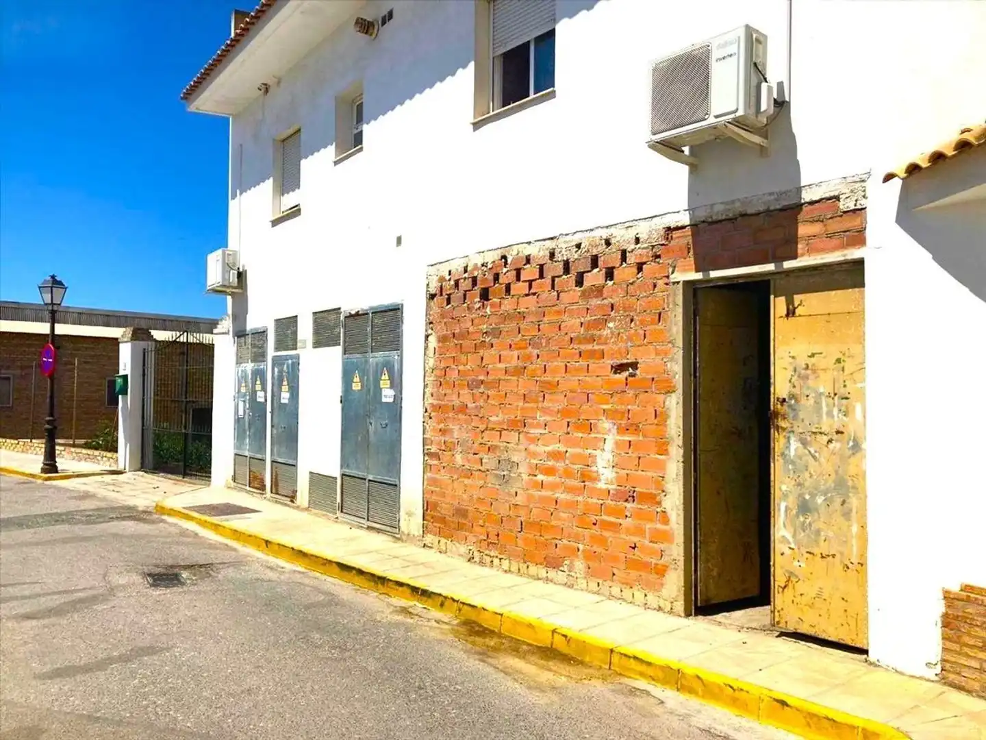 Locale commerciale in vendita a Sanlúcar la Mayor, imagen 2