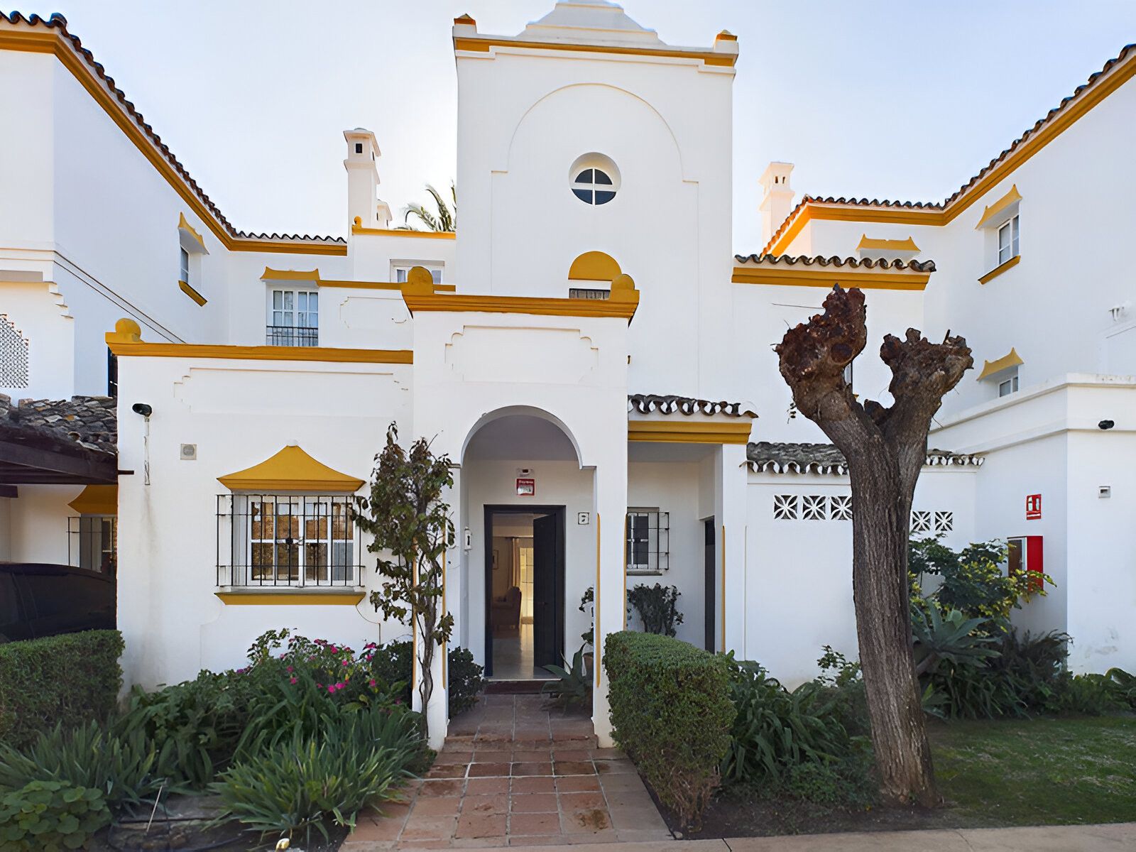 Exterior view of Single-family semi-detached for sale in Estepona  with Air Conditioner, Terrace and Storage room