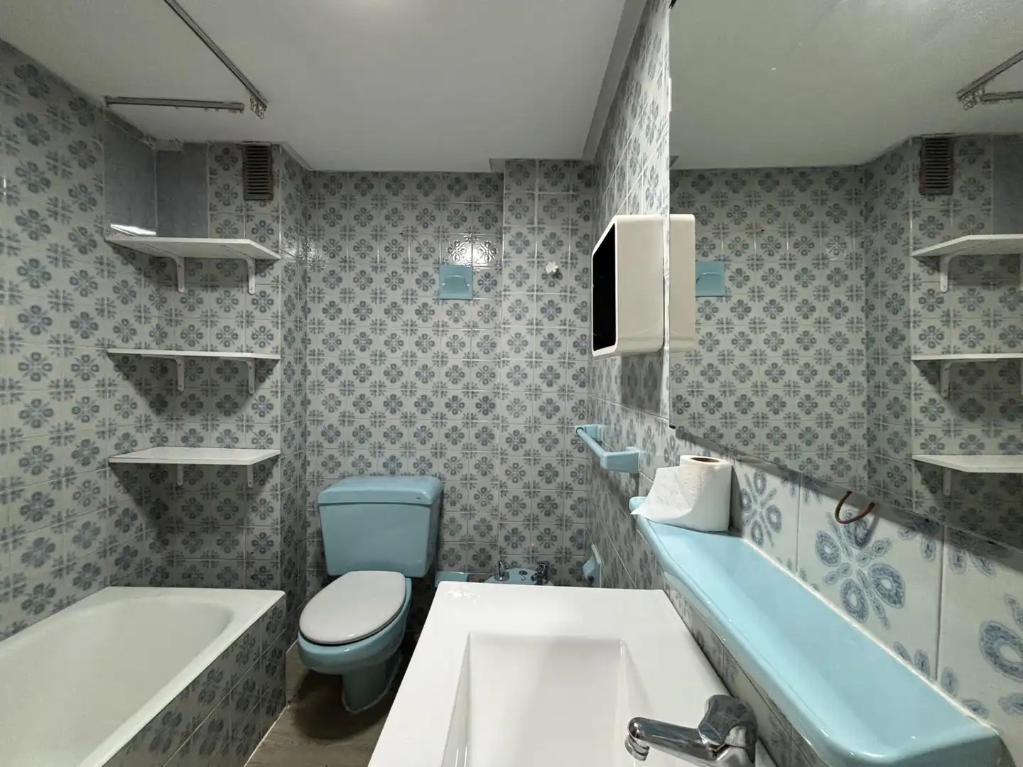 Baño de Piso para compartir en Granada con Calefacción y Amueblado