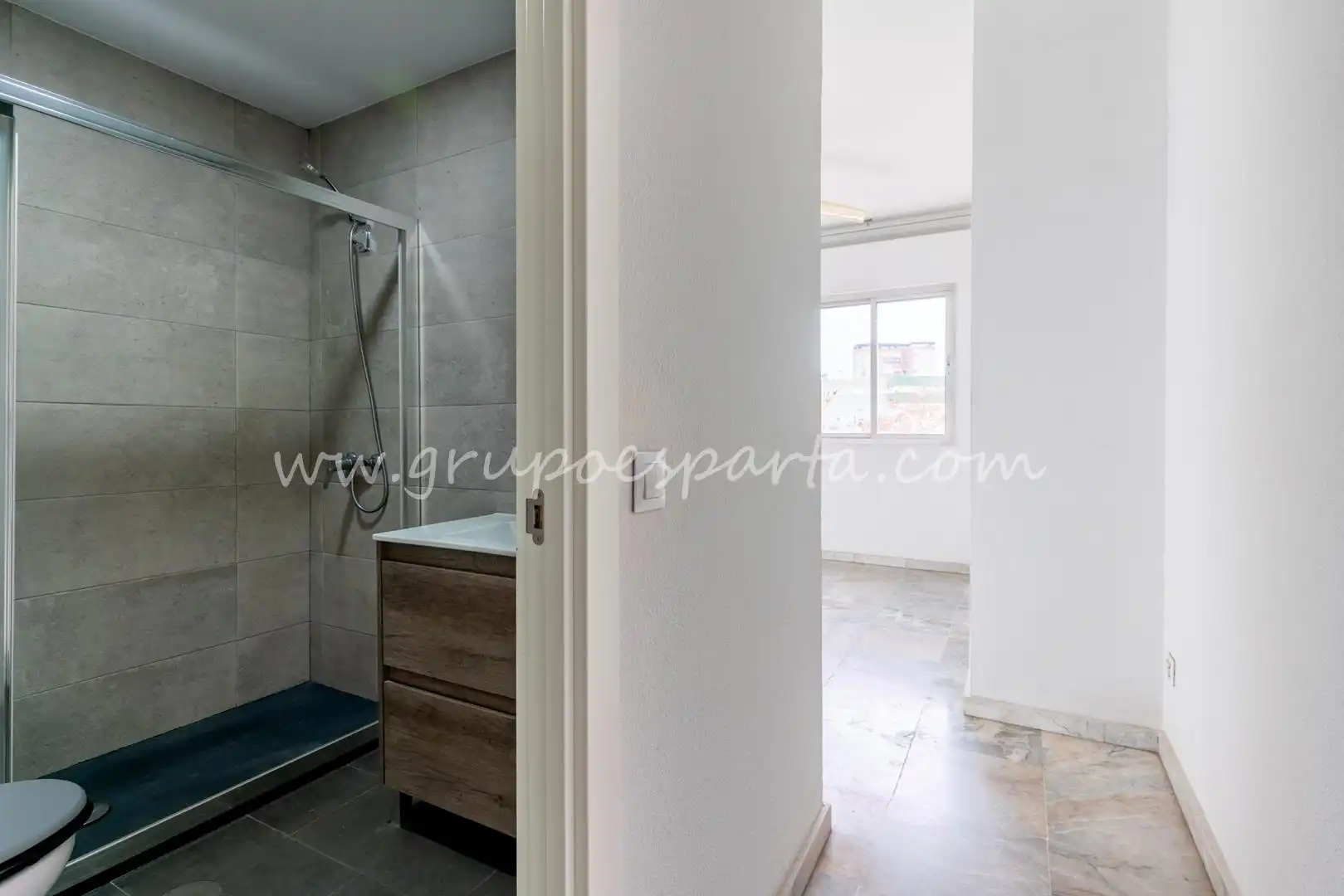Flat for sale in Sevilla  with Air Conditioner and Balcony