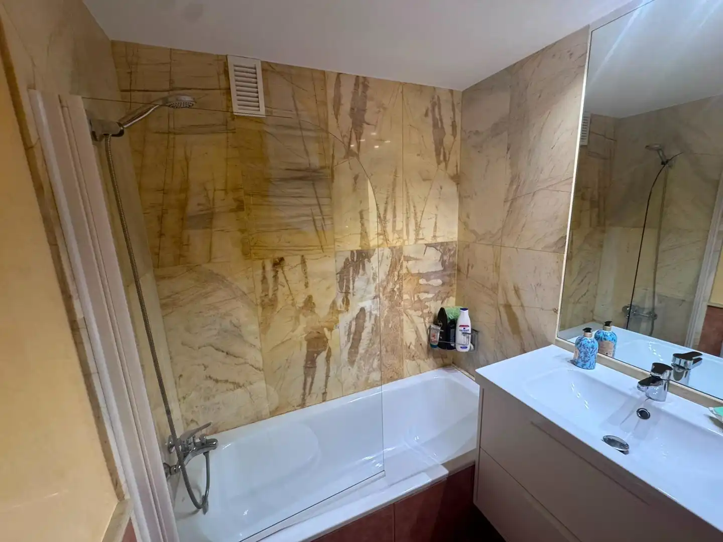 Bathroom of Flat for sale in Pineda de Mar
