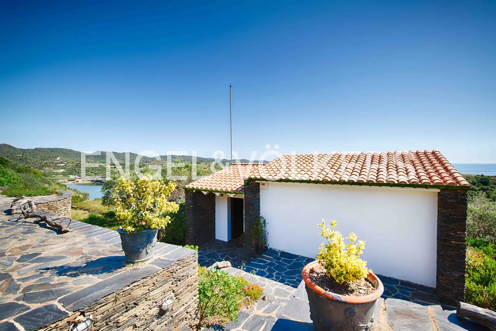 Vista exterior de Casa o xalet en venda en Cadaqués amb Jardí privat, Terrassa i Moblat