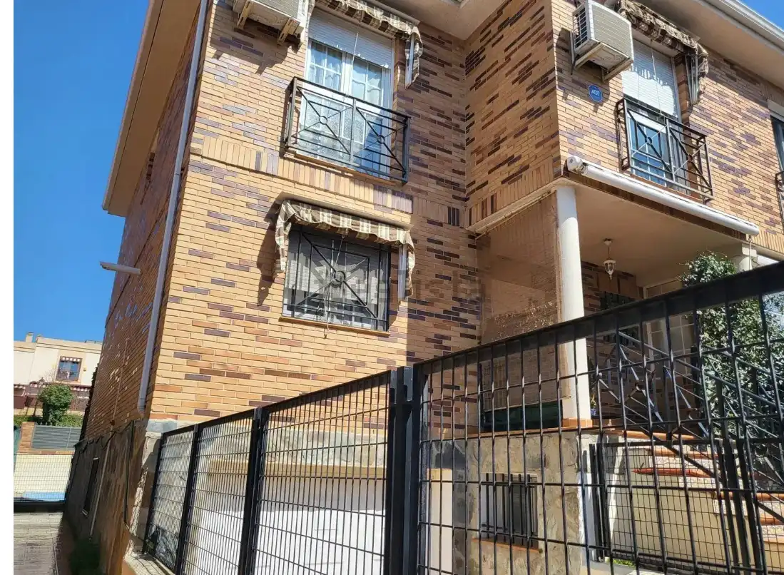 Vista exterior de Casa adosada en venda en Villaviciosa de Odón amb Aire condicionat, Calefacció i Jardí privat