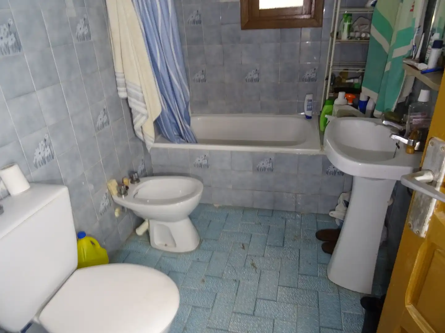 Baño de Casa adosada en venta en Turón con Jardín privado, Terraza y Amueblado