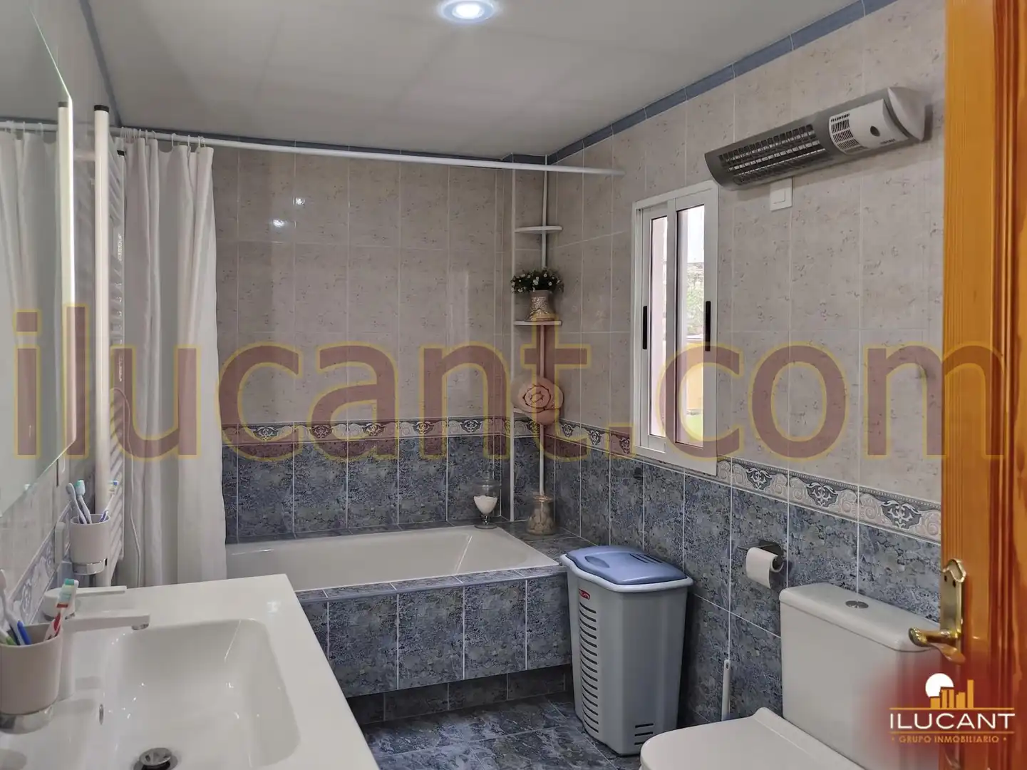 Bathroom of Flat for sale in Alicante / Alacant  with Furnished and Balcony