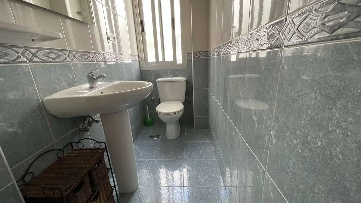 Baño de Piso en venta en Granada con Amueblado, Microondas y Balcón