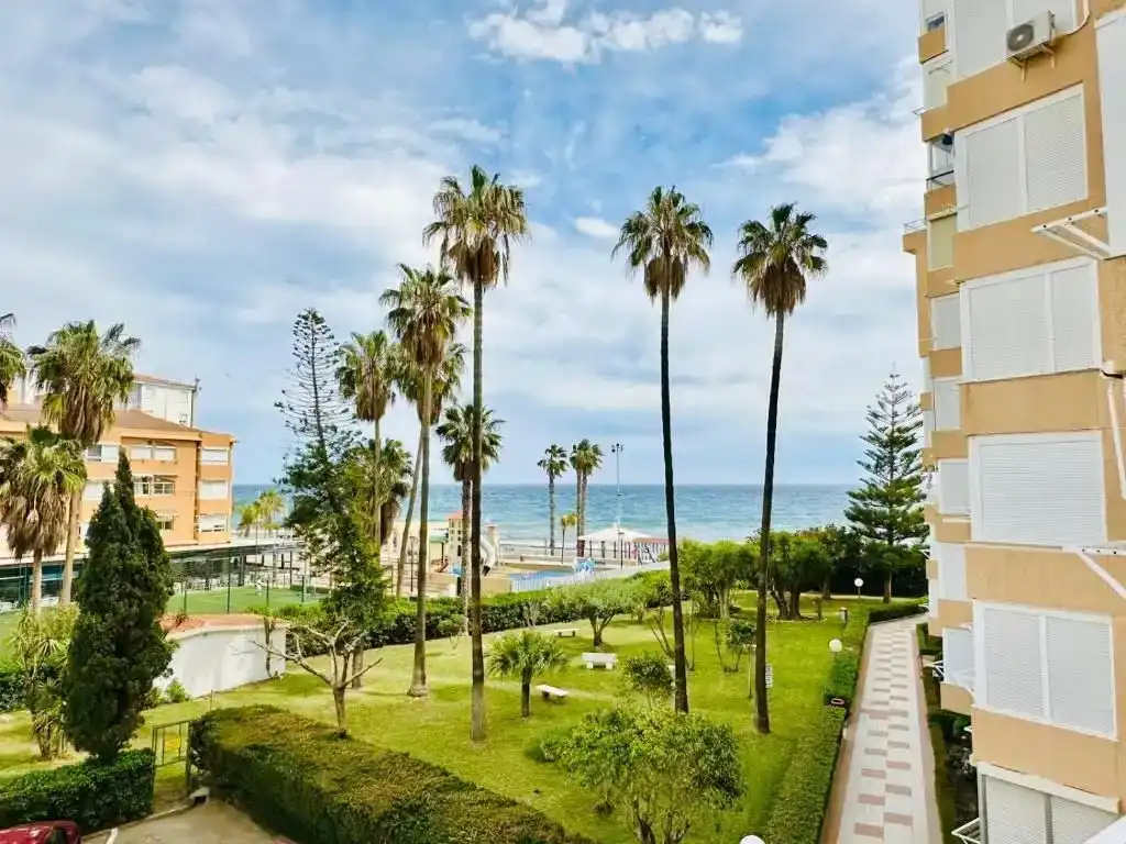 Vista exterior de Pis en venda en Vélez-Málaga amb Aire condicionat, Parquet i Piscina