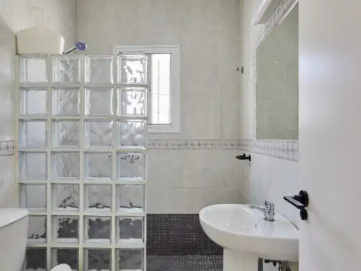 Badezimmer von Wohnung zur Miete in Núcleo urbano
