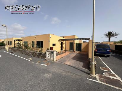 Vista exterior de Casa o xalet en venda en La Oliva amb Aire condicionat, Jardí privat i Traster