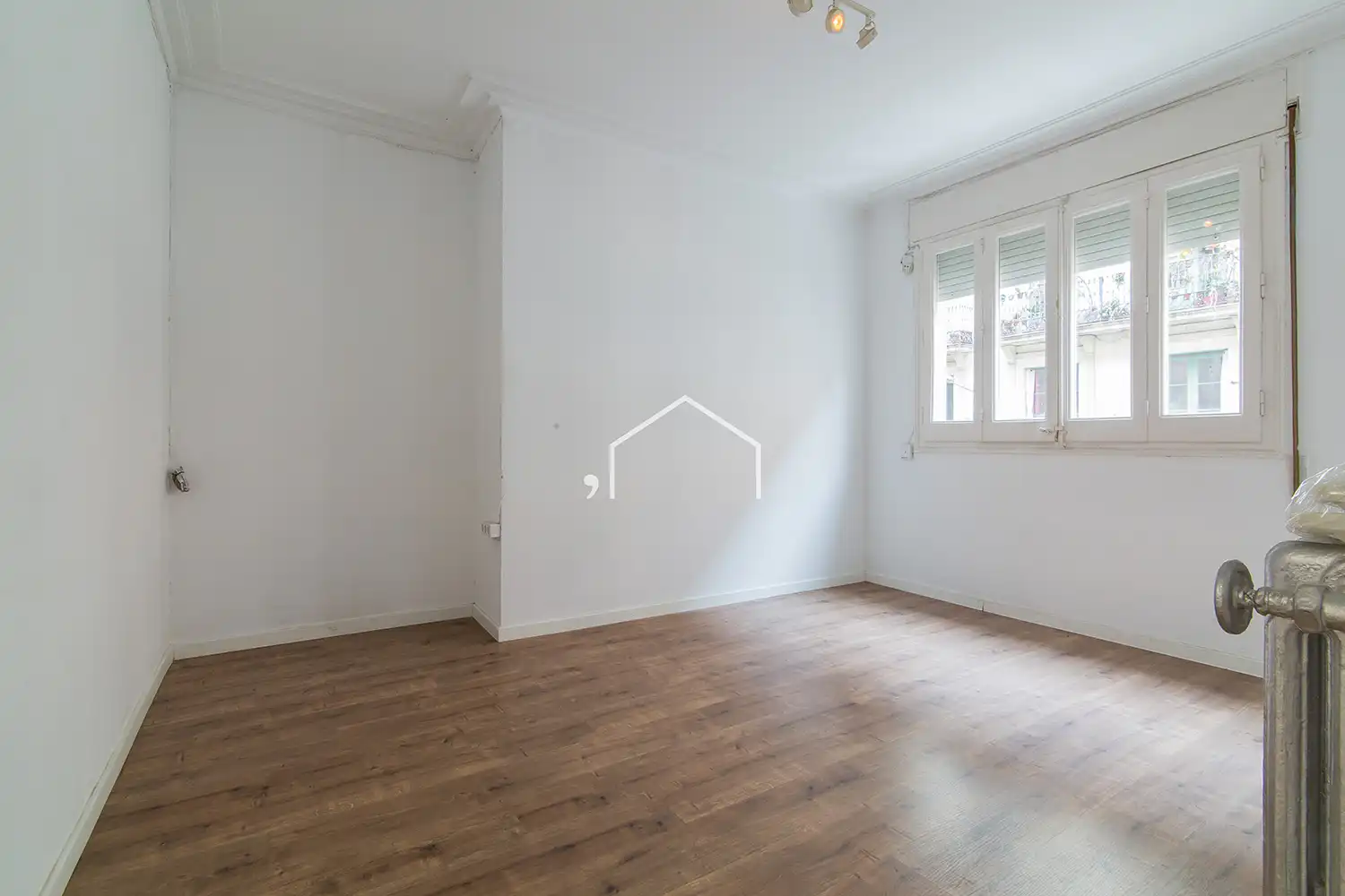 Schlafzimmer von Wohnung zum Verkauf in Barcelona mit Heizung, Parkett und Ofen