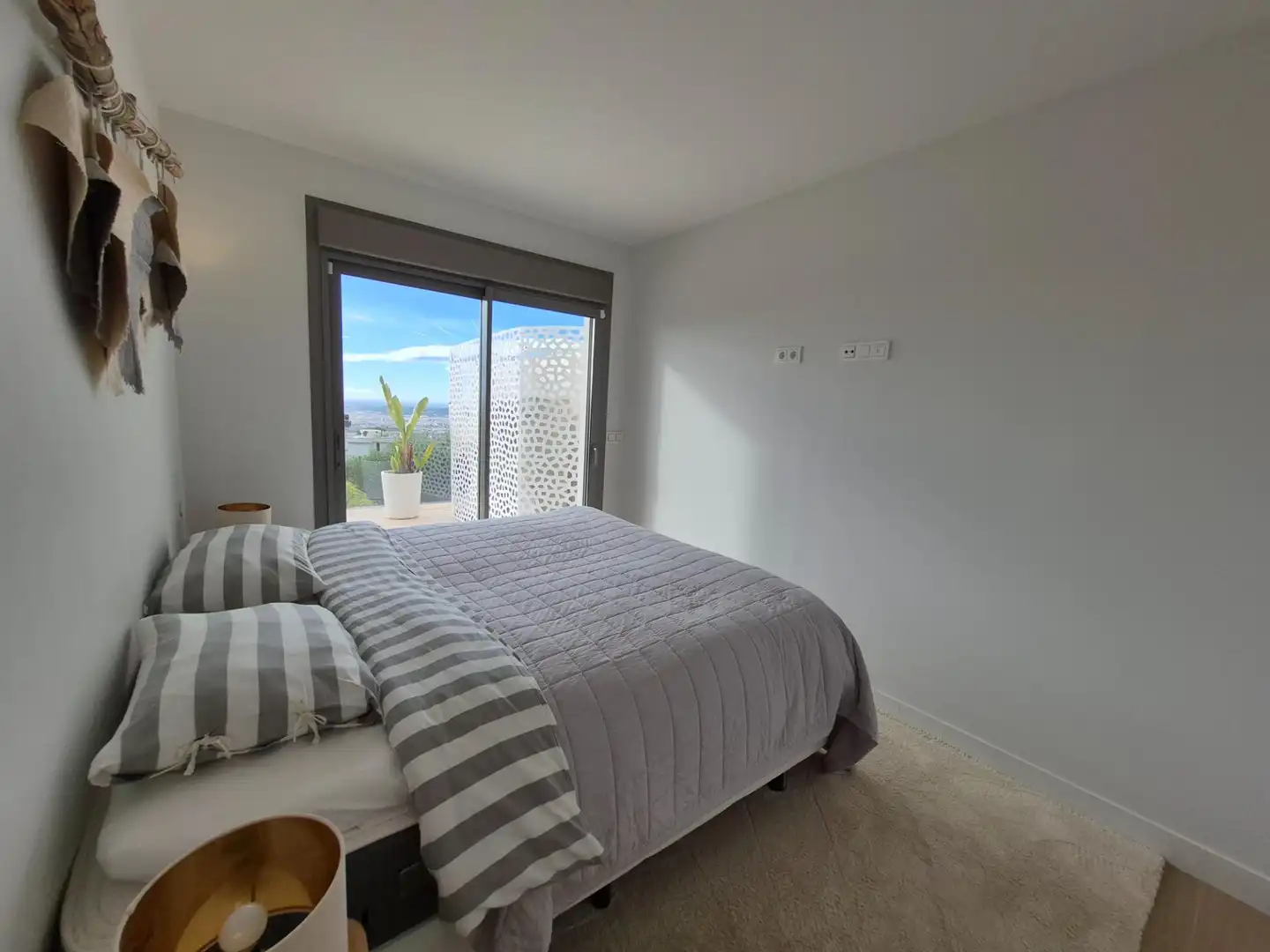 Schlafzimmer von Wohnung zur Miete in Mijas mit Klimaanlage, Privatgarten und Terrasse