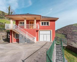 Vista exterior de Casa o xalet en venda en Cangas del Narcea amb Calefacció, Jardí privat i Terrassa