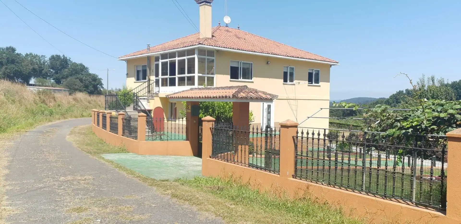 Vista exterior de Casa o xalet en venda en A Estrada  amb Jardí privat, Traster i Piscina