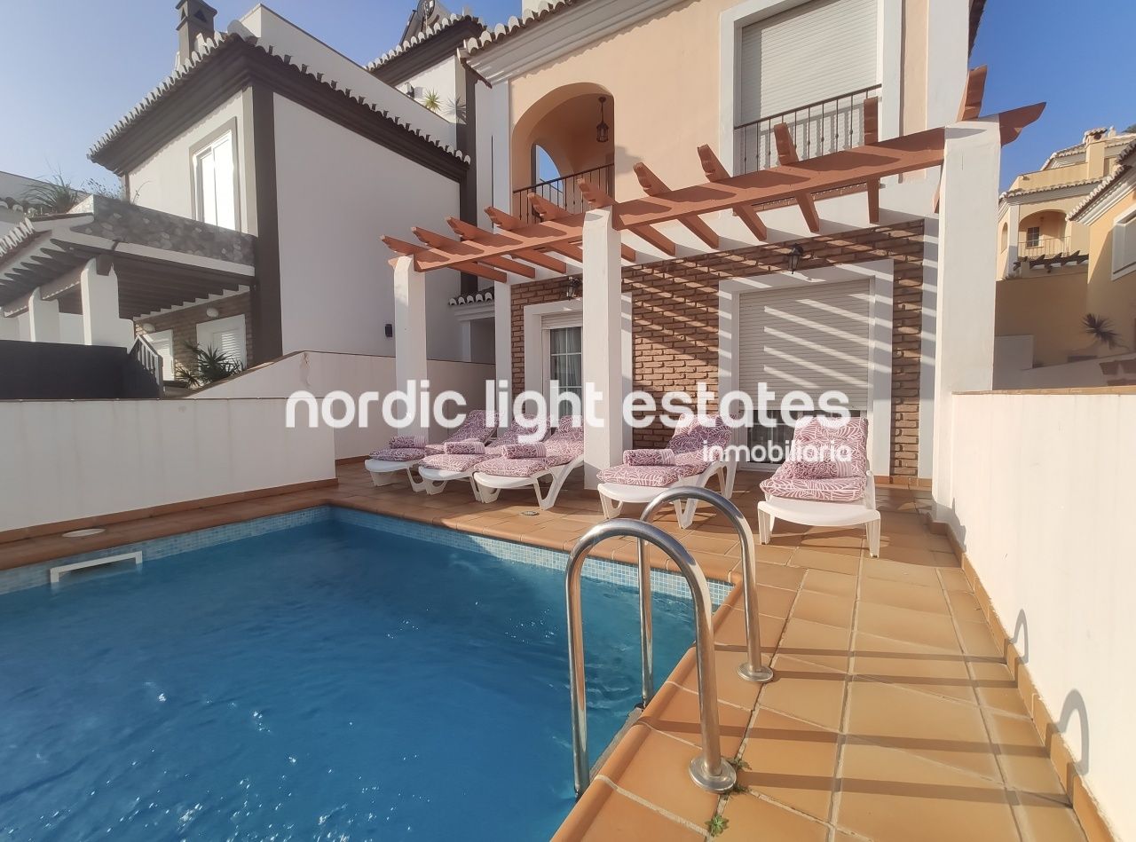 Vista exterior de Casa o xalet de lloguer en Nerja amb Aire condicionat, Terrassa i Piscina