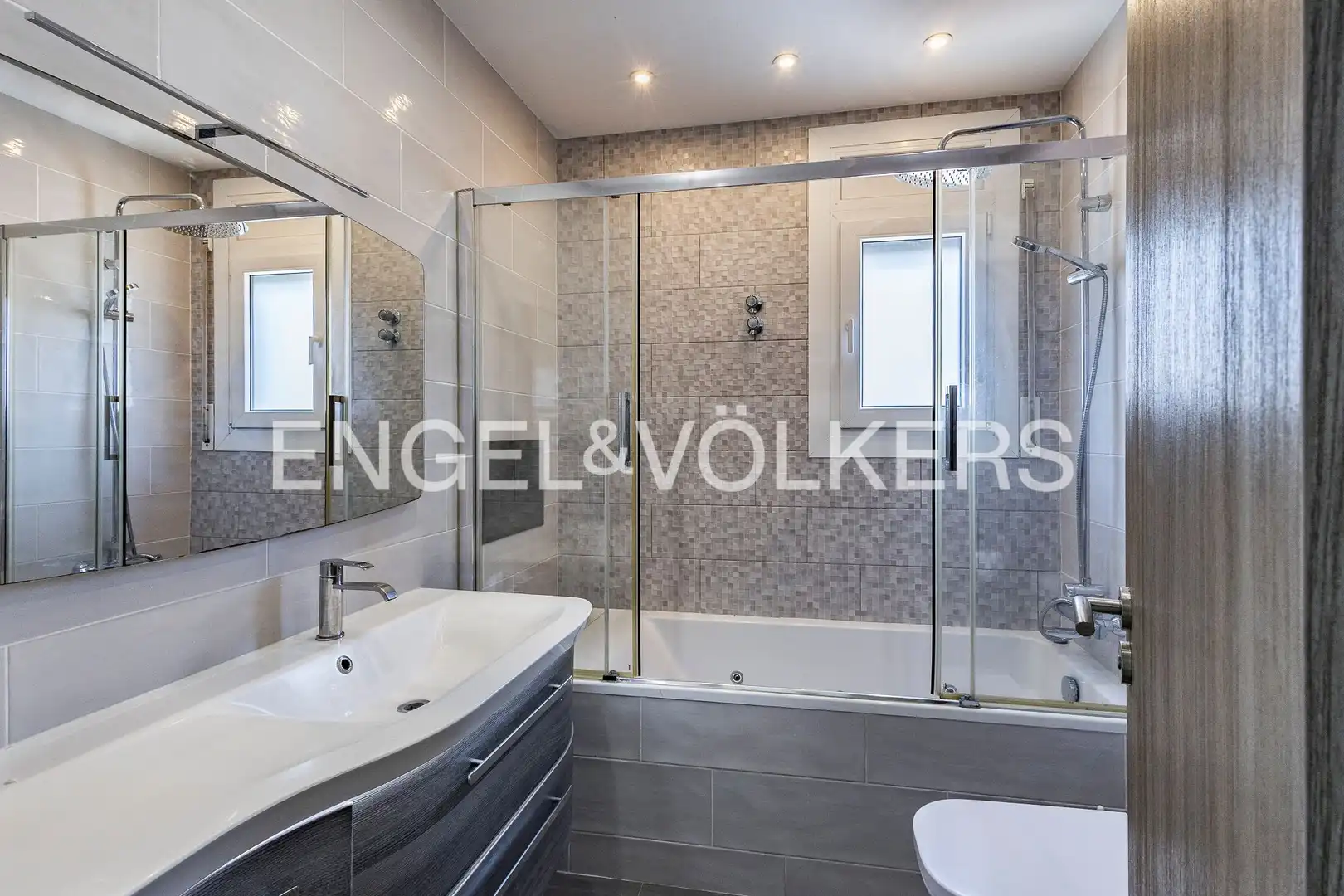 Bathroom of Houses for sale in Castelldefels  with Air Conditioner, Heating and Swimming Pool
