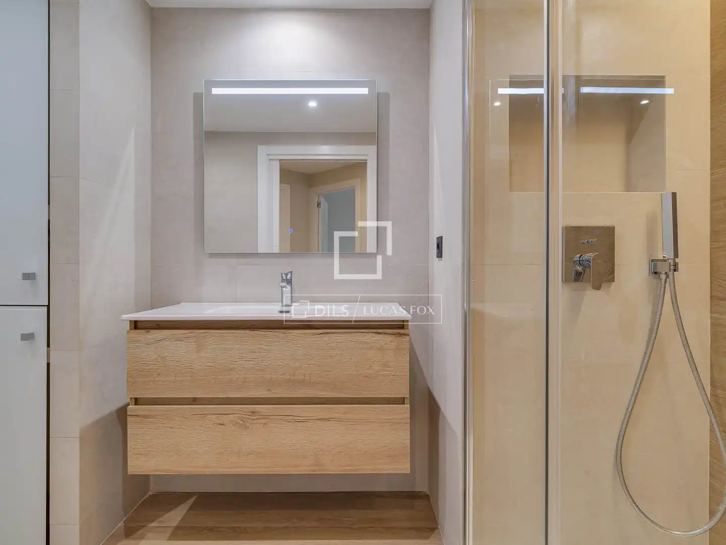 Bathroom of Flat for rent in Barcelona  with Air Conditioner and Parquet flooring