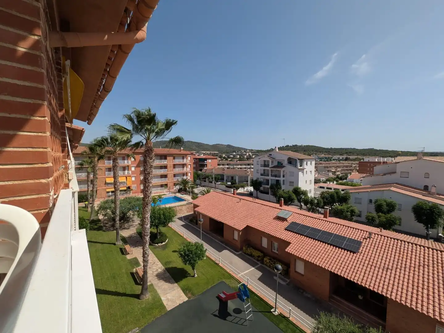 Vista exterior de Àtic en venda en Roda de Berà amb Jardí privat, Traster i Piscina