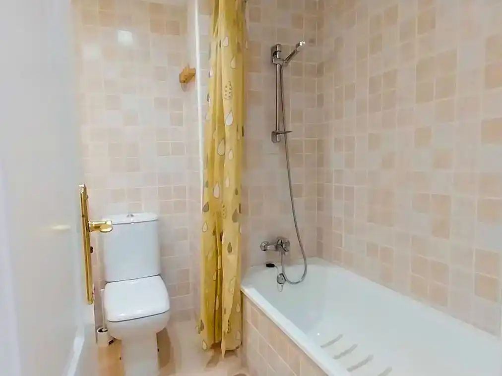 Badezimmer von Wohnung zur Miete in Marbella mit Klimaanlage, Privatgarten und Schwimmbad